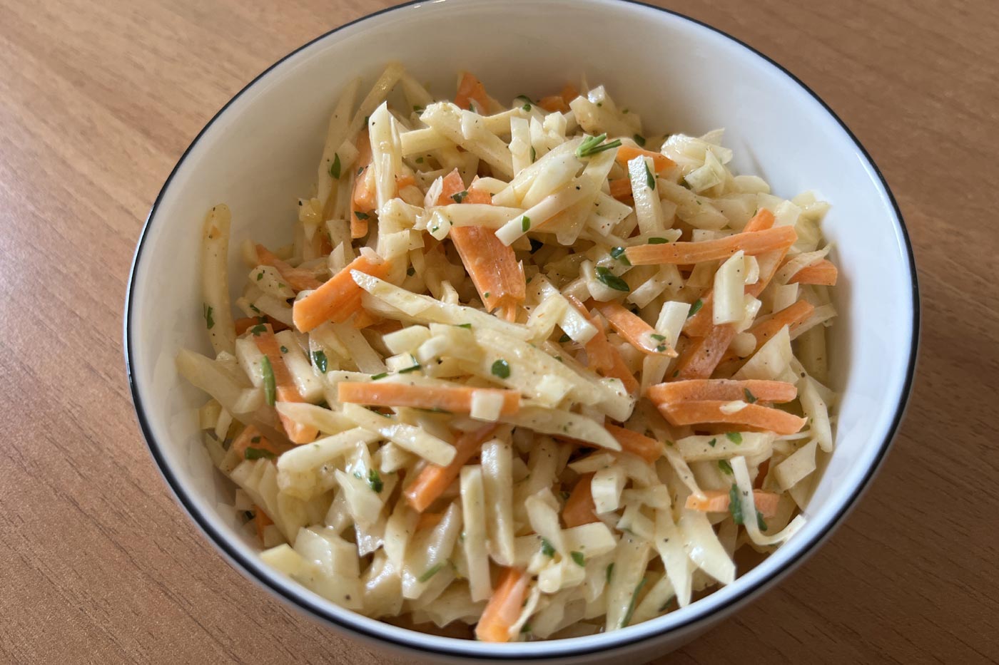 Knackiger Weißkraut-Möhren-Salat