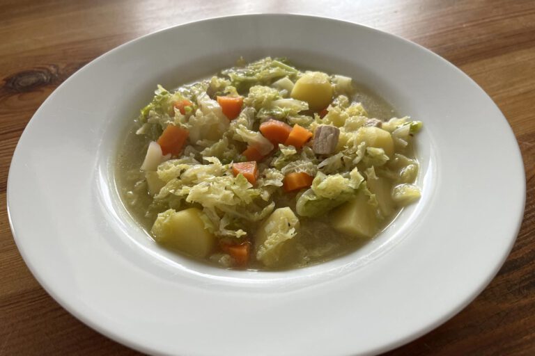 Omas Wirsingkohleintopf mit Fleisch