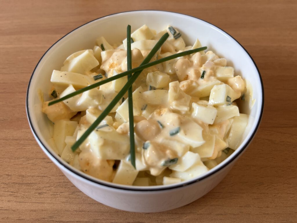 Eiersalat nach DDR-Rezept in einer Schüssel mit Schnittlauch